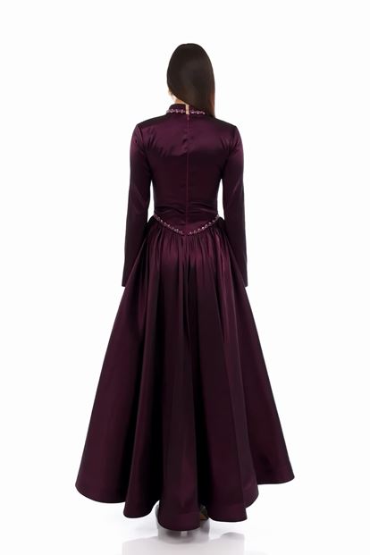 فستان سهرة من الساتان بلون البرقوق بياقة ماندرين مزينة